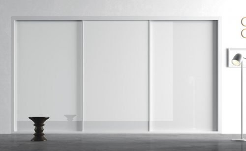 Penderie sur mesure avec trois portes coulissantes en couleur Blanco Brillo.