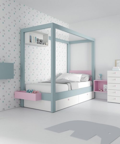 Lit à baldaquin avec deux grands tiroirs de rangement en dessous.