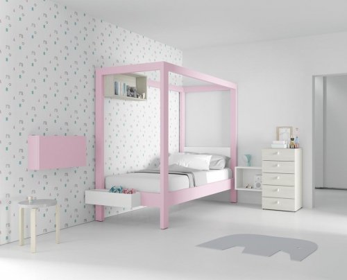 Un lit à baldaquin de couleur rose pour la petite princesse de la maison.