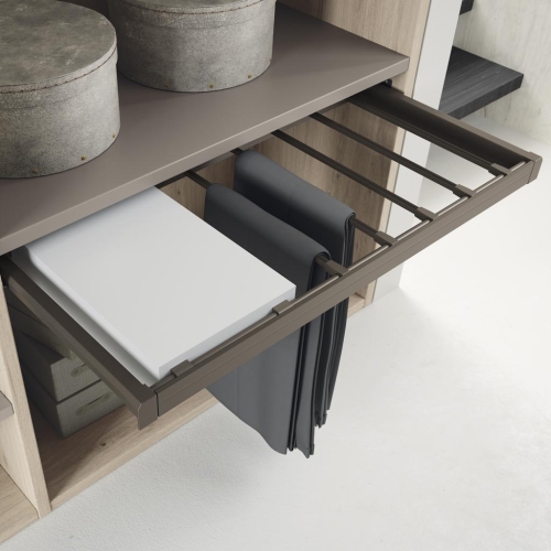 Détail du rack à pantalons extractible à l'intérieur de l'armoire.