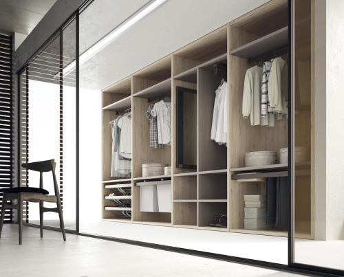 Penderie ouverte qui combine les couleurs Nórdico et Angora.