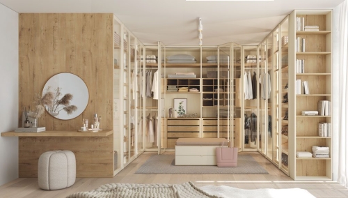 Chambre avec un dressing complet avec des portes en verre pliantes.