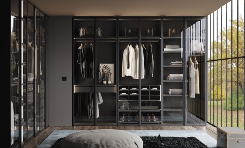 Armoire dressing avec portes en verre et cadre en aluminium.