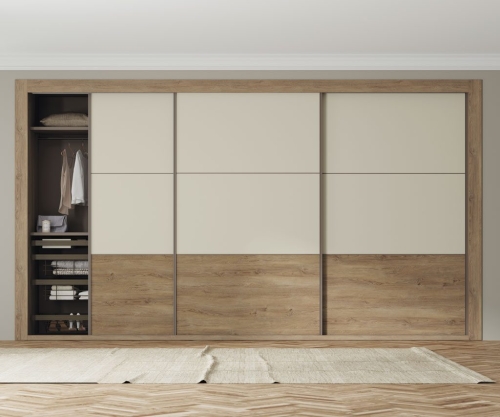 Armoire intégrée avec portes coulissantes à panneaux.