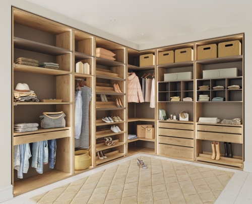 Détail de la répartition des accessoires intérieurs de la salle de bain.