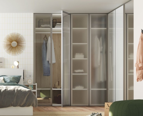 Détail de l'armoire d'angle avec portes vitrées.